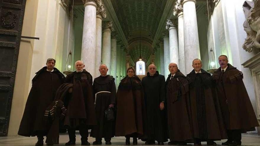 Los zamoranos con sus capas en el interior del Vaticano junto a dos sacerdotes de la OH San Juan de Dios.