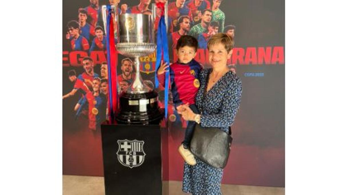 Antonia Carbonell y su nieto Luca con el trofeo azulgrana.