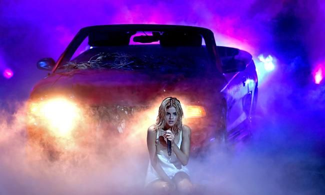 Selena Gomez, entre llamas