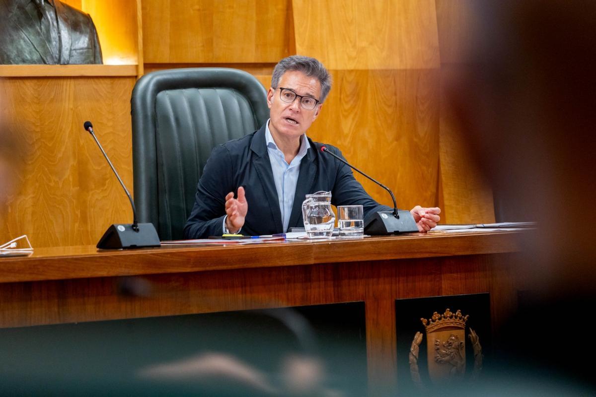 El concejal de Urbanismo, Víctor Serrano, este jueves en el Ayuntamiento de Zaragoza.