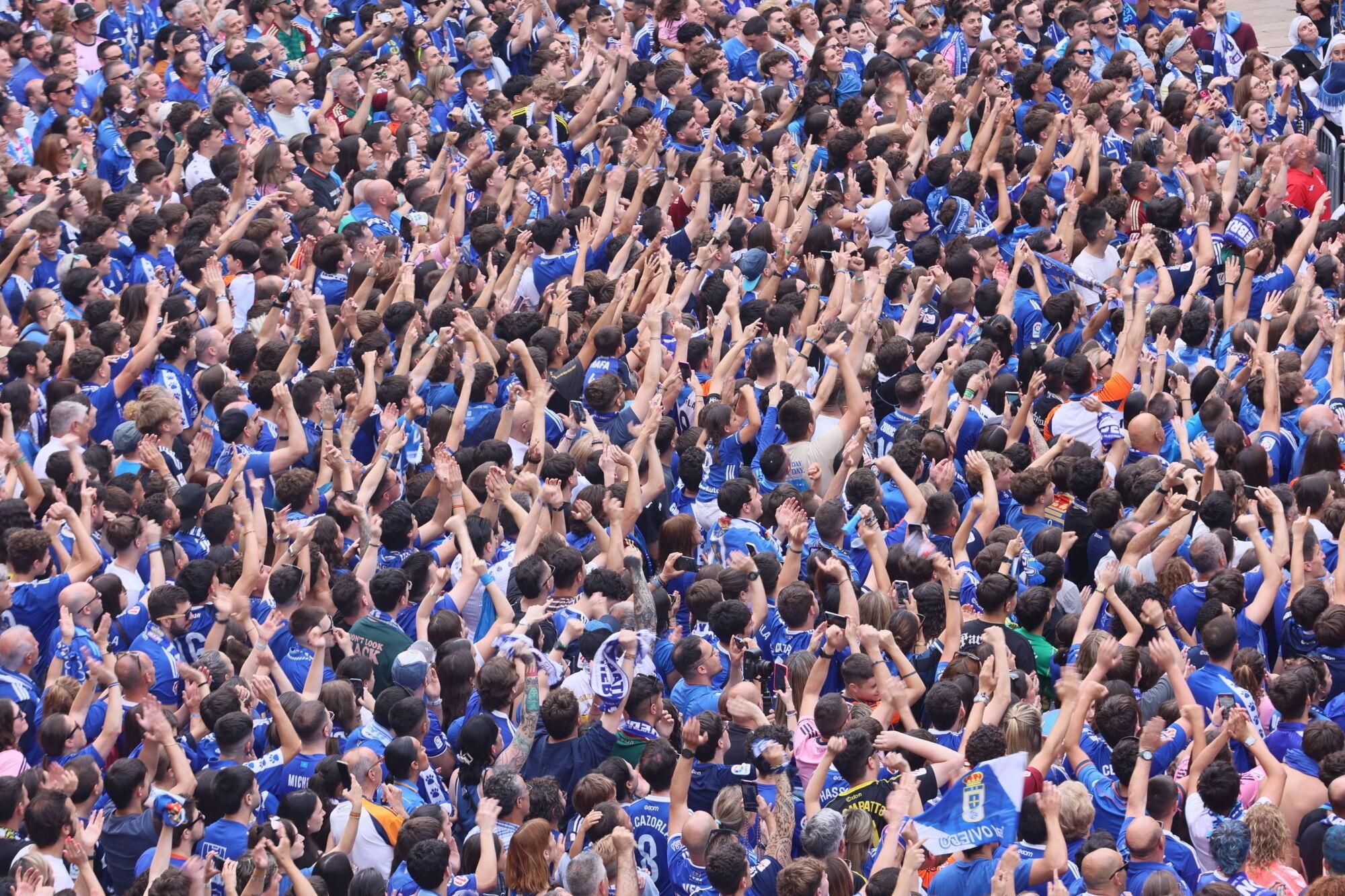 Locura azul en las calles de Oviedo para celebrar el ascenso del equipo a Primera División