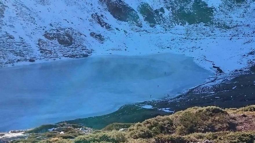 Imagen de los lagos de Somiedo, ayer, con un ligero manto de nieve.