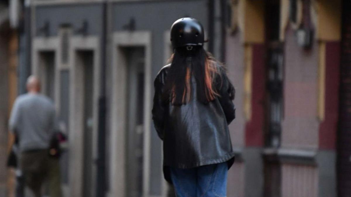 Una joven circula con un patinete eléctrico, en A Coruña. |  // IAGO LÓPEZ