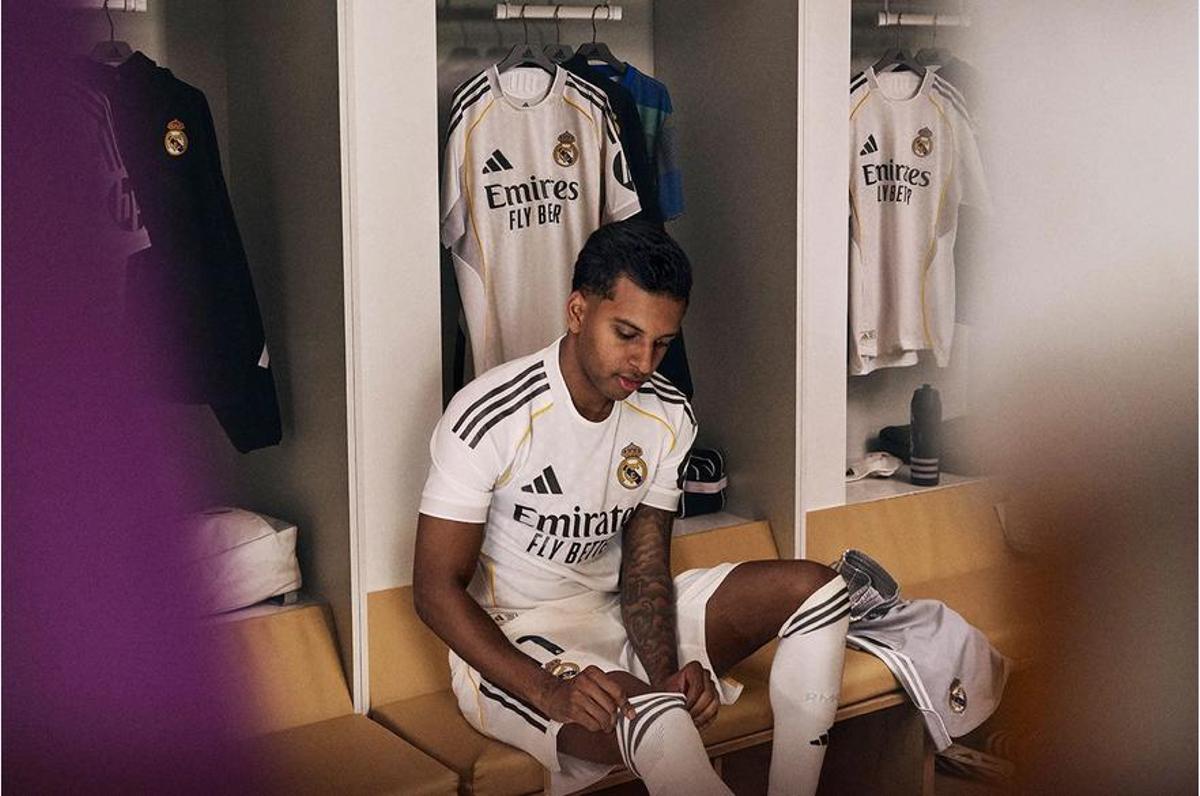 Rodrygo, con la nueva camiseta del Real Madrid para la temporada 2025/2026.