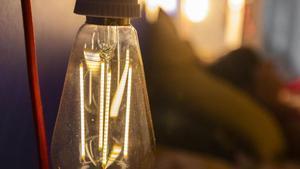 Una bombeta de baix consum en un pis de Barcelona. | FERRAN NADEU