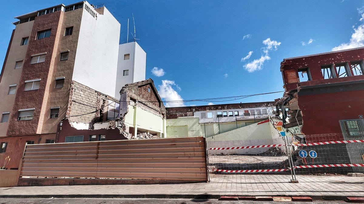 Demolición del antiguo Cine Tenerife, situado en la avenida Islas Canarias, en la capital.