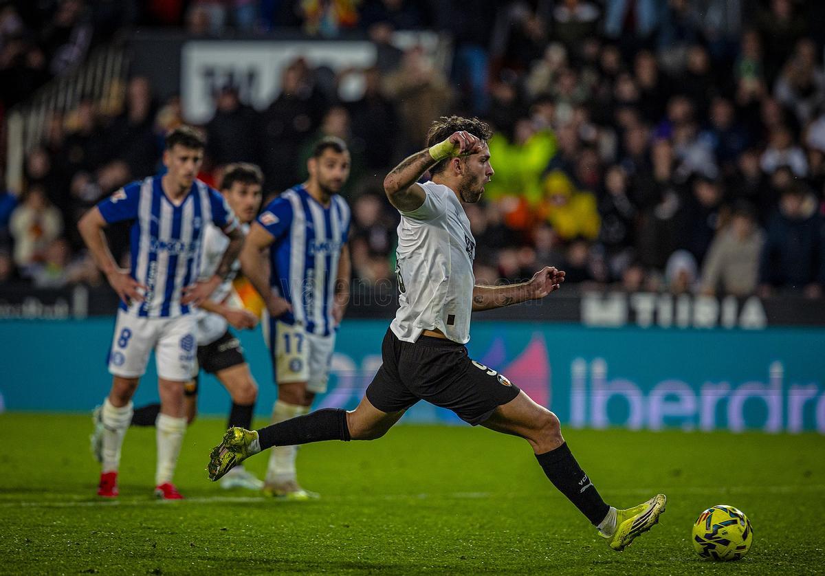 Hugo Duro marcando el penalti del 3-2 contra el Alavés