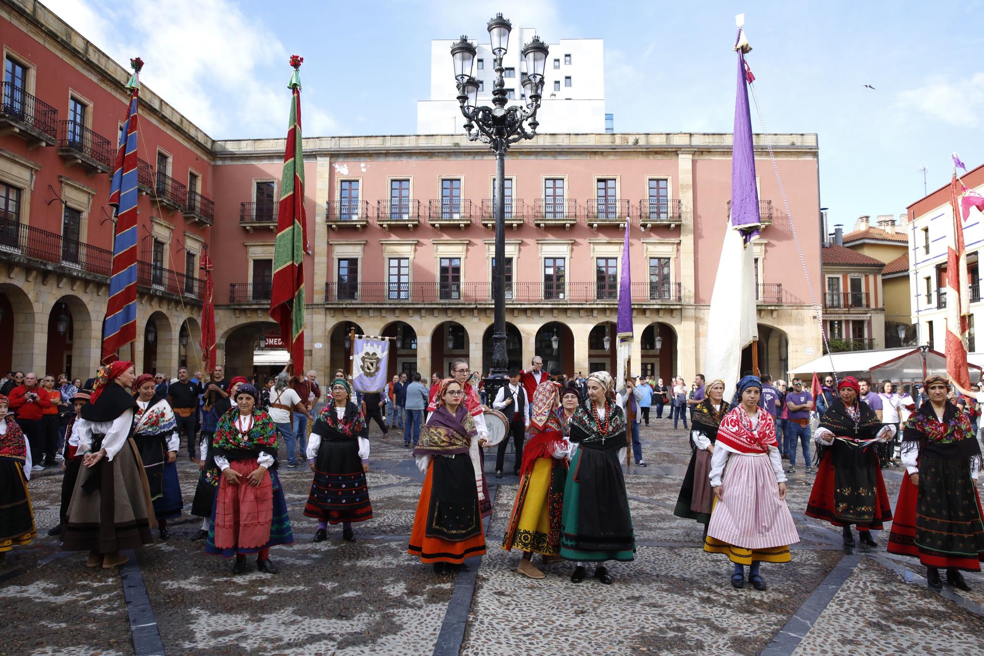 En imágenes: Gijón celebra el Día de León con bailes y el desfile de pendones