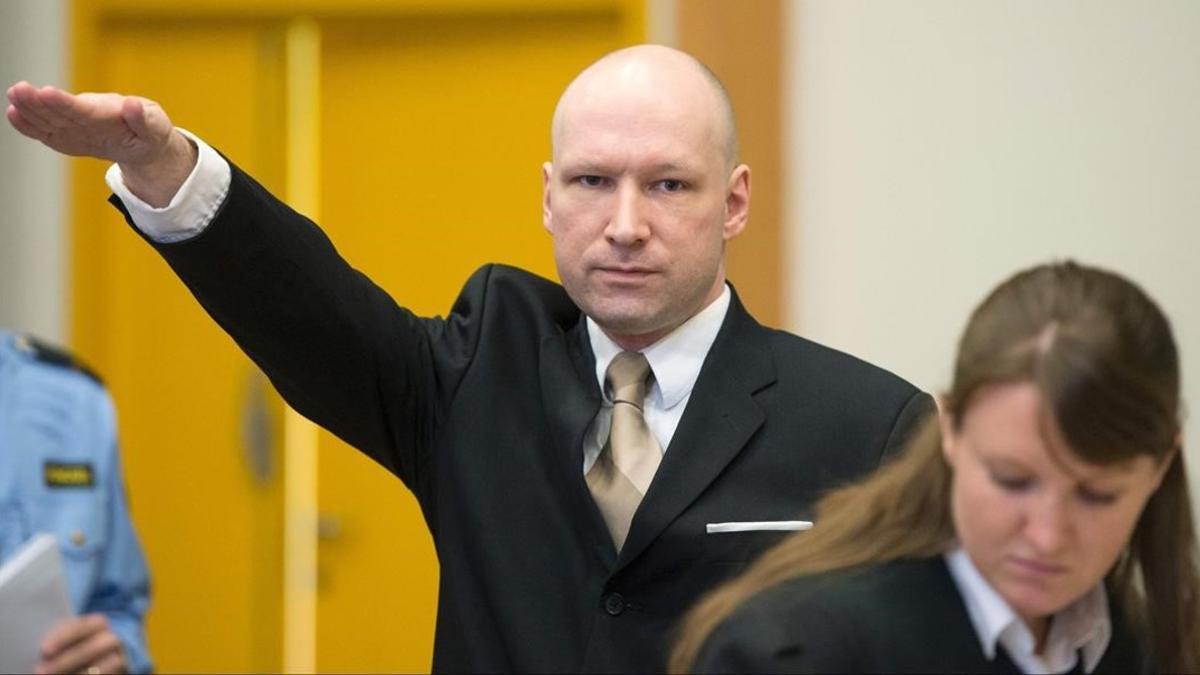 Breivik hace el saludo nazi a su llegada al juicio, en la prisión de Skien, el 15 de marzo.