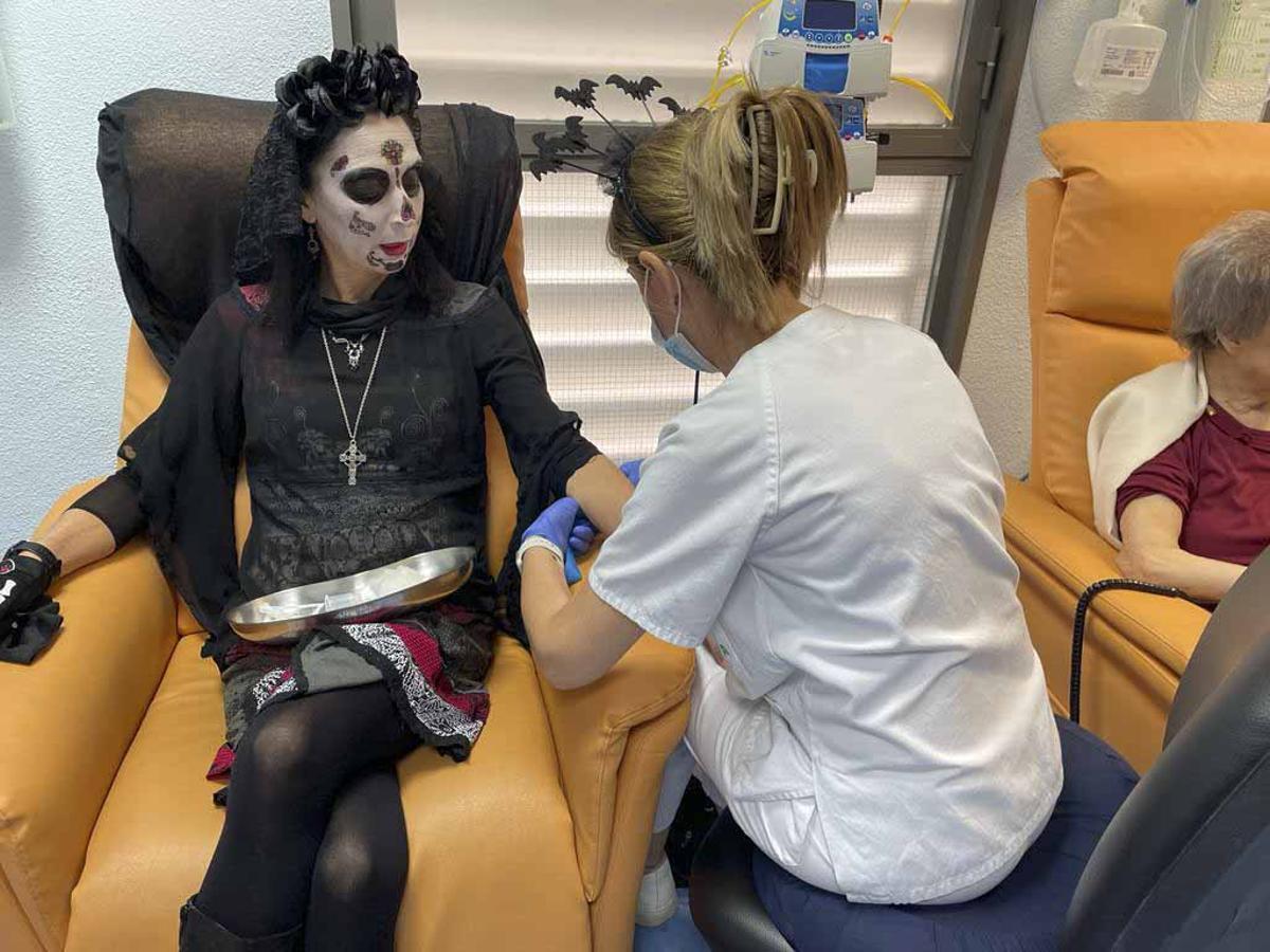 El Hospital de Sant Joan humaniza la atención al paciente oncológico con disfraces del personal de Enfermería y decoración de Halloween realizada por el Centro San Rafael El Hospital de Sant Joan humaniza la atención al paciente oncológico con disfraces del personal de Enfermería y decoración de Halloween realizada por el Centro San Rafael