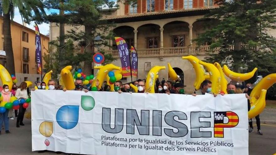 Los protestantes han acudido con plátanos hinchables al Consolat de Mar para pedir la equiparación con las Islas Canarias.