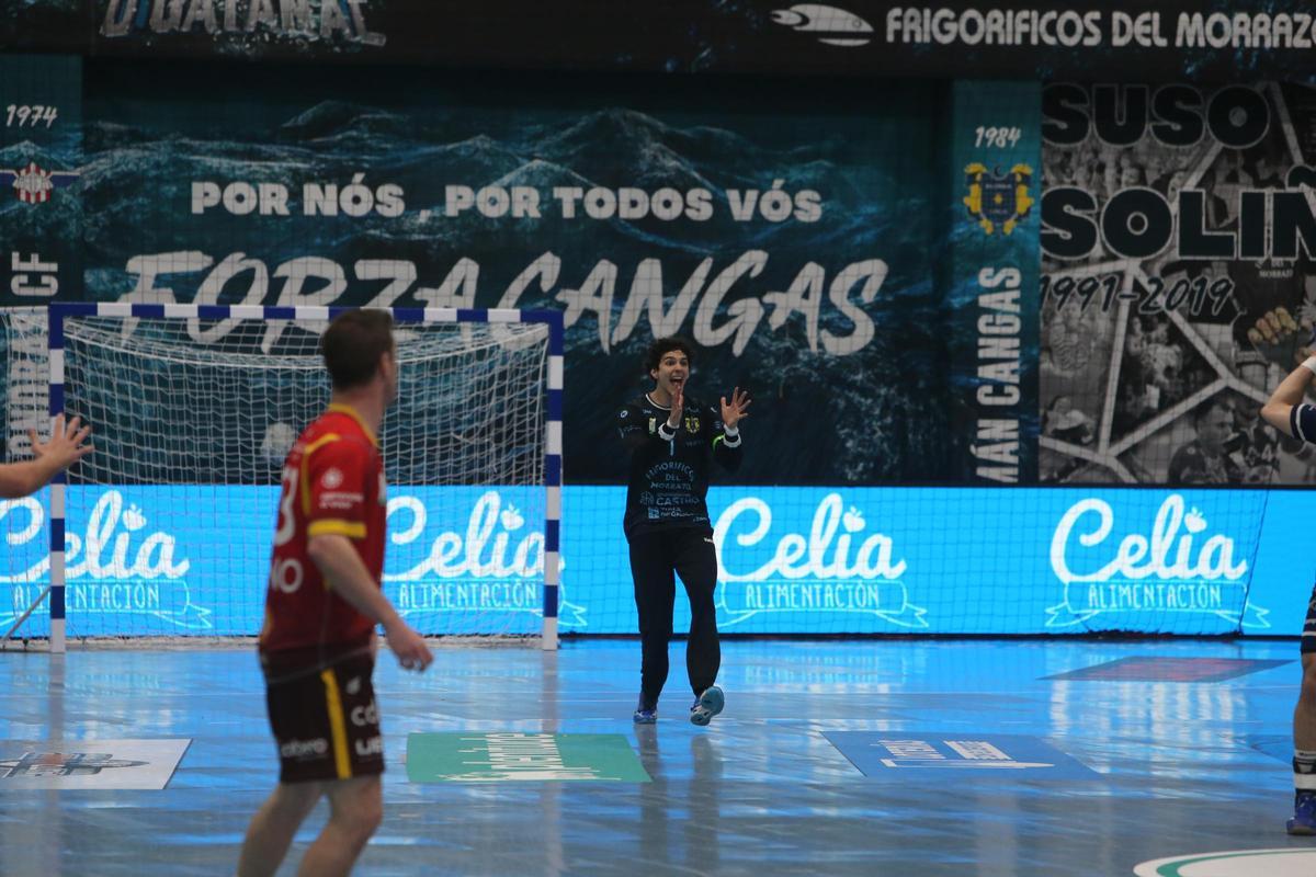 Un partido reciente del Frigoríficos del Morrazo en el pabellón de O Gatañal.