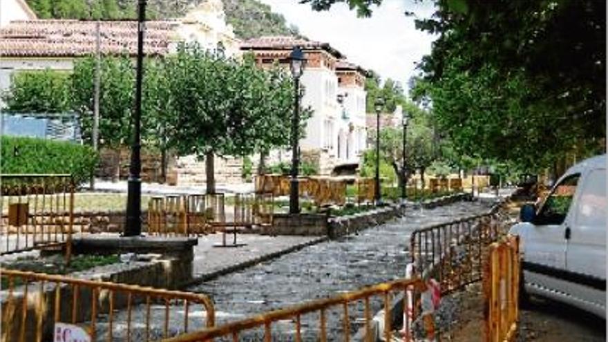 Operaris treballant en la construcció de la vorera al marge esquerre del parc de Pere Sallés