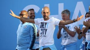 Guardiola s’ho passa pipa a la festa de celebració del City