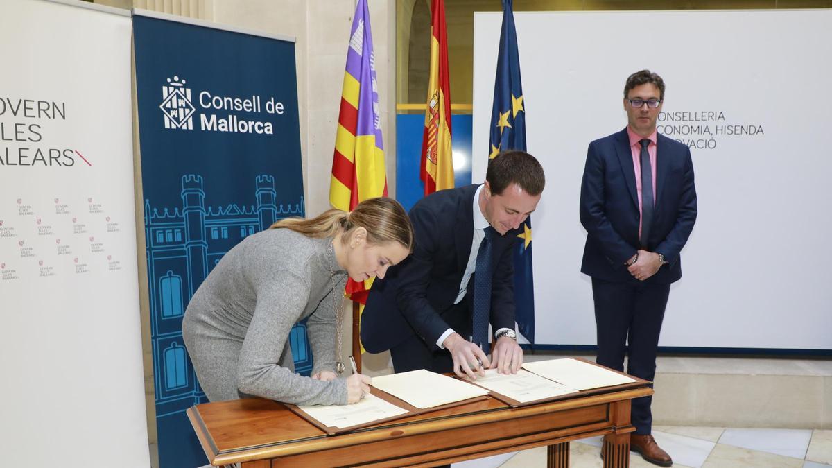 a presidenta, Margalida Prohens, y el presidente insular, Llorenç Galmés, han rubricado el acuerdo por el que acaba con una «deuda histórica»
