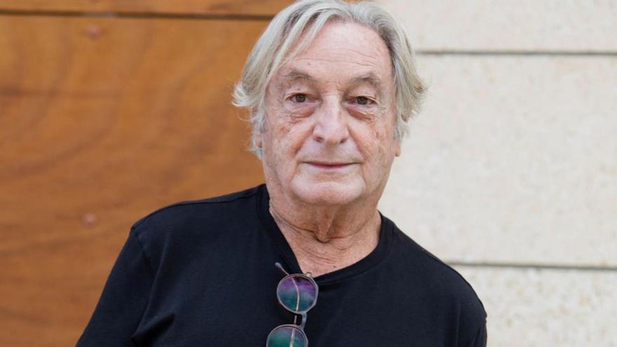 Joan des Pou con uno de sus libros. | VICENT MARÍ