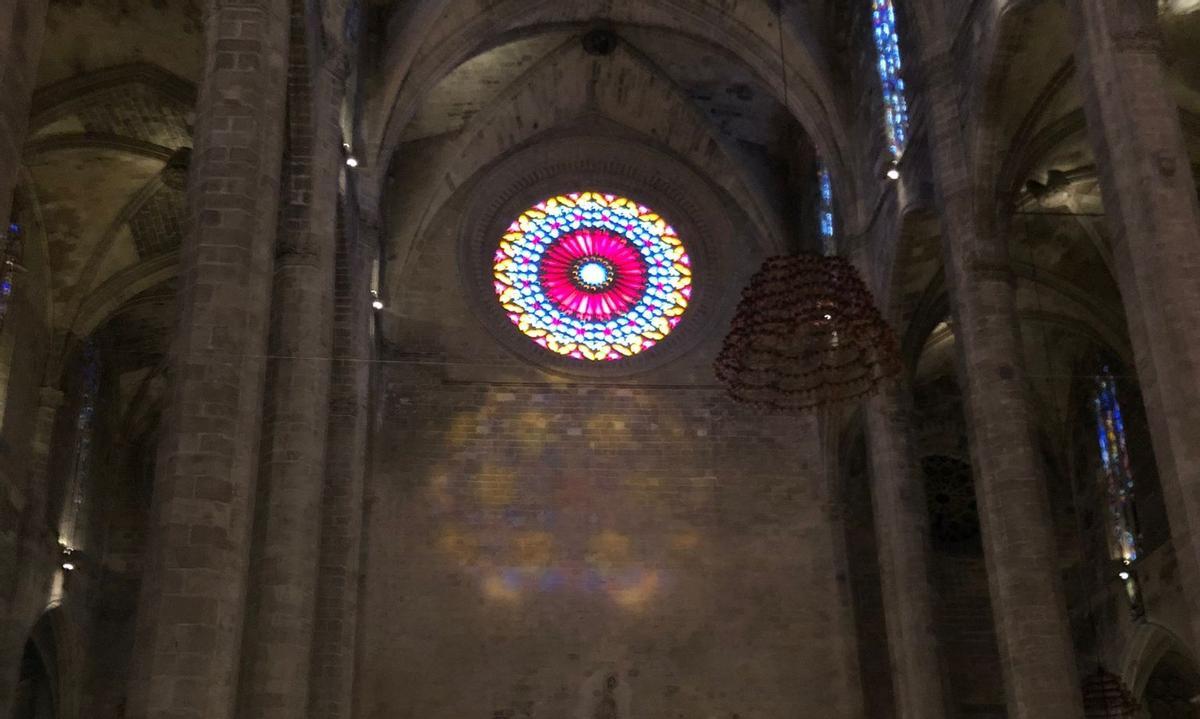 Das Lichtspektakel "magische Acht" in der Kathedrale von Palma de Mallorca am 11.11.2021.