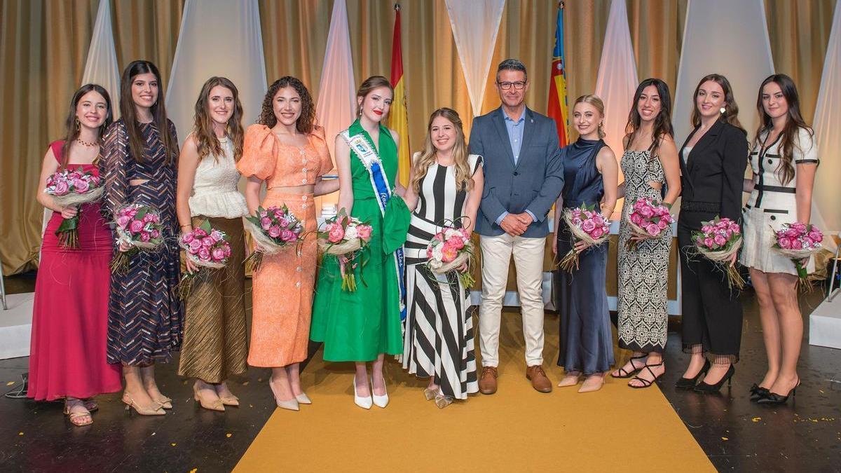 La reina 2025, Carme Arcís; sus ocho damas de la corte de honor; el alcalde Toni González y la reina 2024, Alma Chulvi.