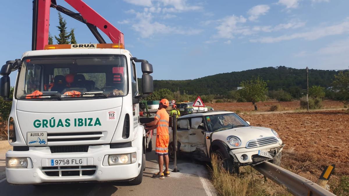 Una de las grúas operando en el lugar de la colisión