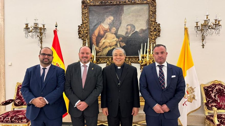 El Rocío presenta ante el Nuncio Apostólico los actos del L aniversario del Nazareno de los Pasos