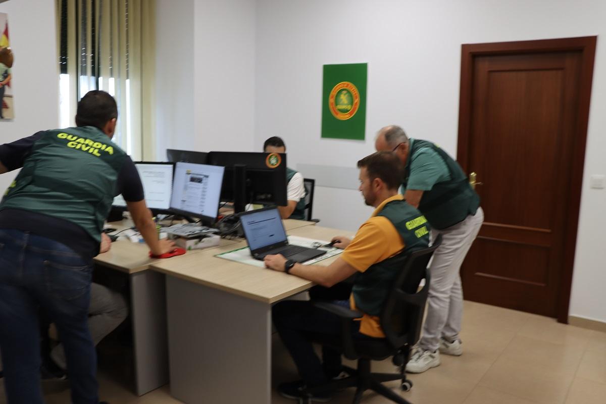 Agentes de la unidad especializada en ciberdelincuencia Equipo @ de la Guardia Civil de Córdoba.