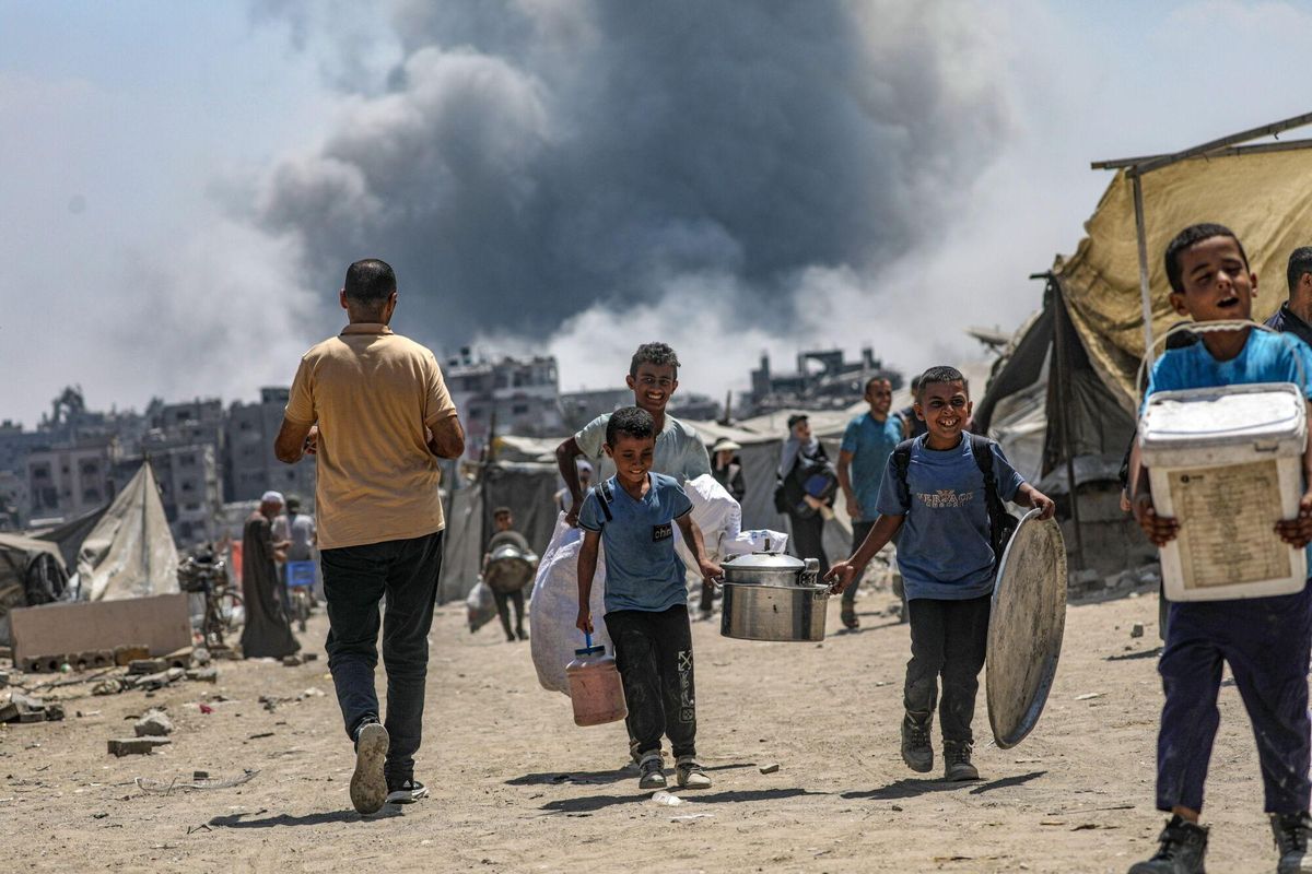 GAZA CITY (---), 30/08/2025.- Internally displaced Palestinians flee following an Israeli airstrike during a military operation in the east of Al Sheikh Redwan neighbourhood in Gaza City, 30 August 2025. More than 63,300 Palestinians have been killed in the Gaza Strip since October 2023, according to the Palestinian Ministry of Health, and about 1,200 Israelis have been killed since the launch of an Israeli military campaign in response to a cross-border attack by Hamas on 07 October 2023. EFE/EPA/MOHAMMED SABER