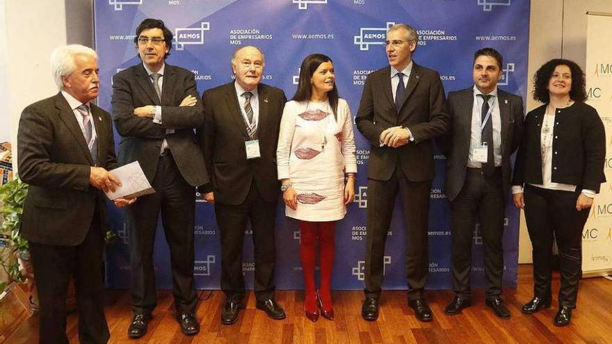 Ramón Alonso, López Chaves, José Mañas, Nidia Arévalo, Francisco Conde, Óscar Soto y Julia Loureiro, ayer durante la jornada de negocios de Aemos en el Club Financiero de Vigo. // D.P.