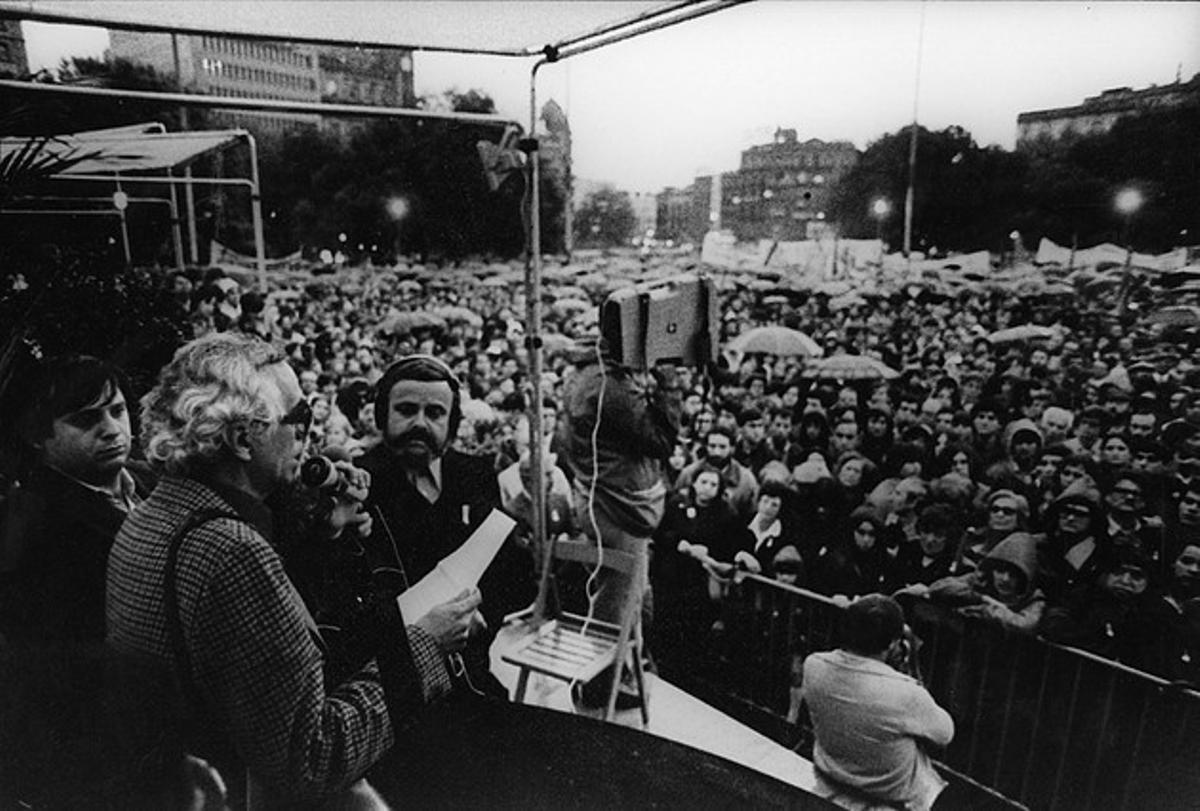 El periodista Josep Maria Espinàs l’any 1981 en un acte a la plaça de Catalunya durant la diada de Sant Jordi.