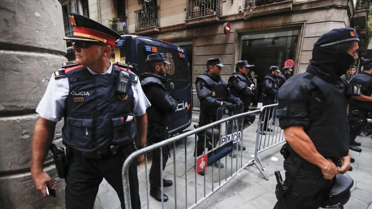Varios agentes frente a la jefatura de Policía Nacional en Via Laietana.