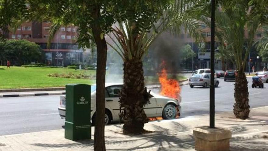 Incendio sin heridos de un coche en Alicante