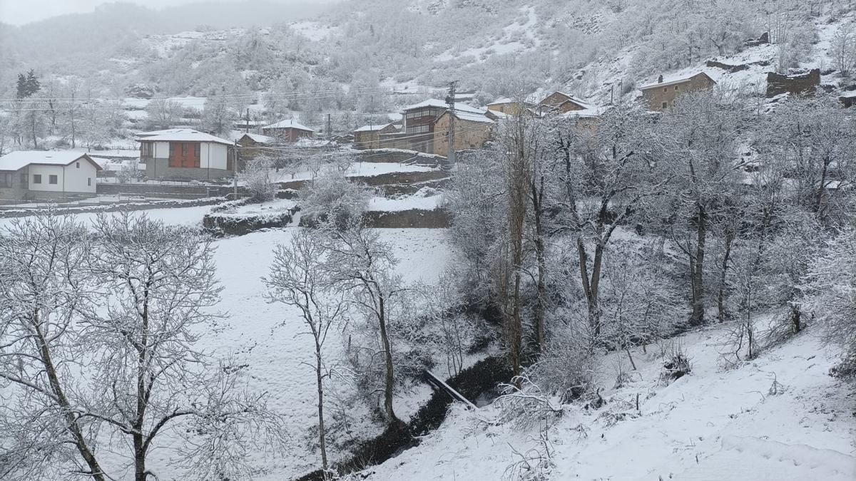 El pueblo somedano de Arbellales, completamente nevado este mediodía.