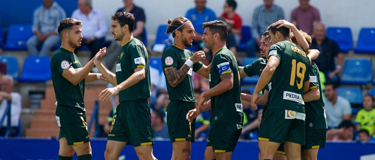 Los jugadores blanquiverdes celebran el primer gol en Vélez.