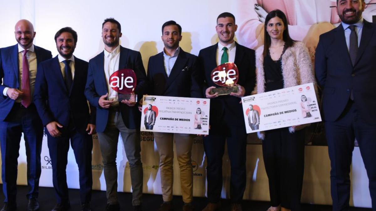 Los jóvenes empresarios entregan sus premios.