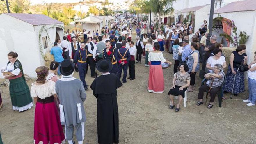 Las calles del pueblo han sido transformadas en un gran escenario para la recreación histórica.