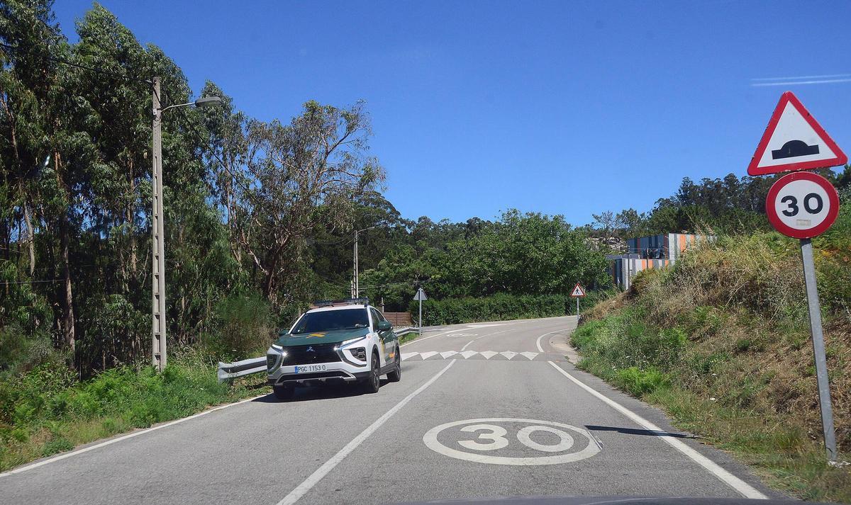 La Guardia Civil, este viernes, bajando hacia la playa de Nerga.