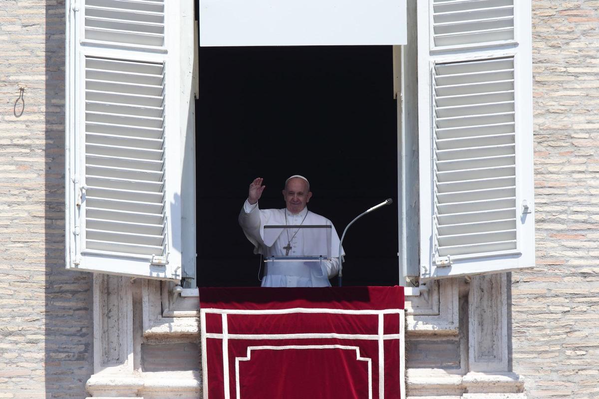 El papa Francisco saluda a los fieles desde el balcón del palacio apostólico de la plaza San Pedro.