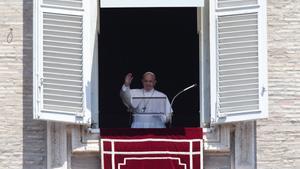 El papa Francisco saluda a los fieles desde el balcón del palacio apostólico de la plaza San Pedro.