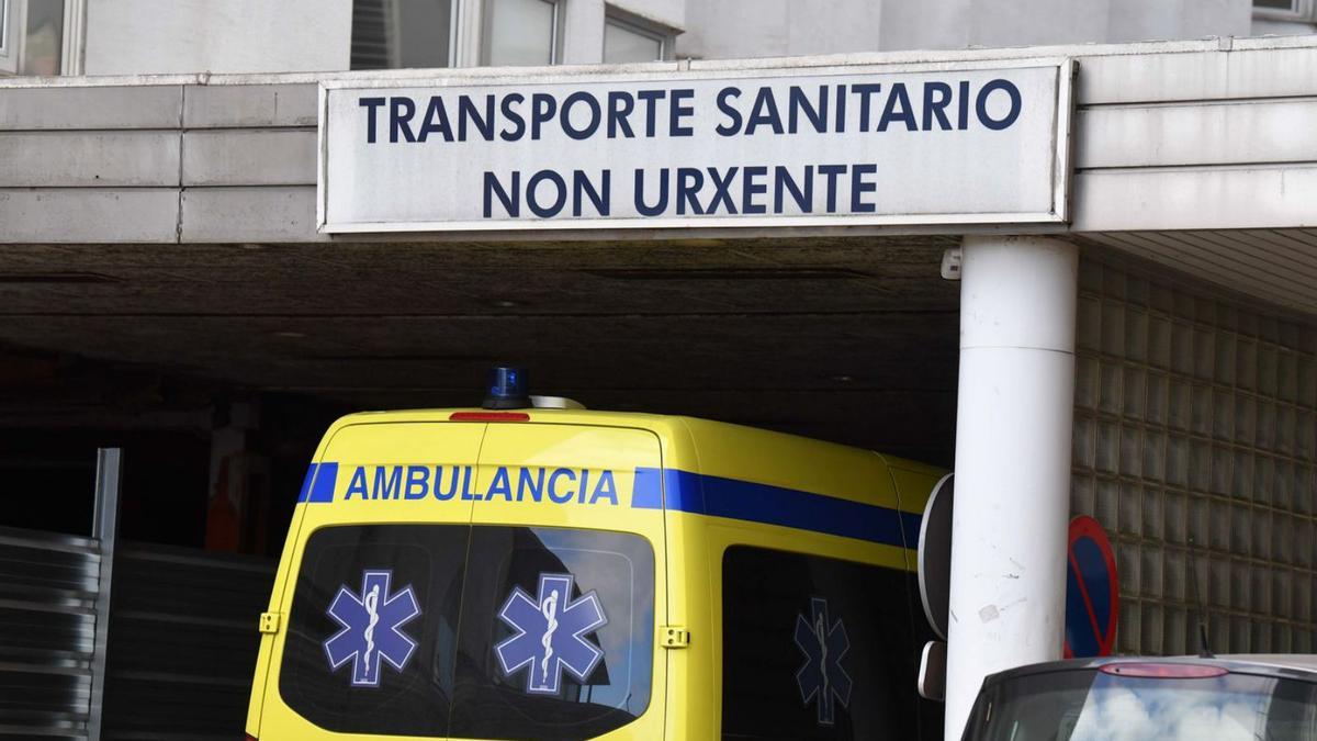 Una ambulancia en los accesos del Hospital Universitario de A Coruña. |   // VÍCTOR ECHAVE