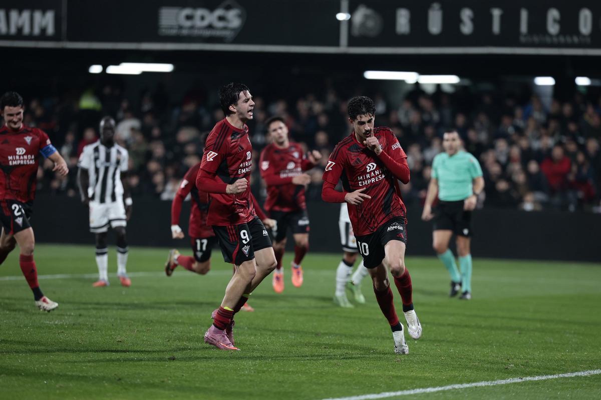 Los futbolistas del Mirandés celebran su gol en su pasada derrota ante el Castellón.