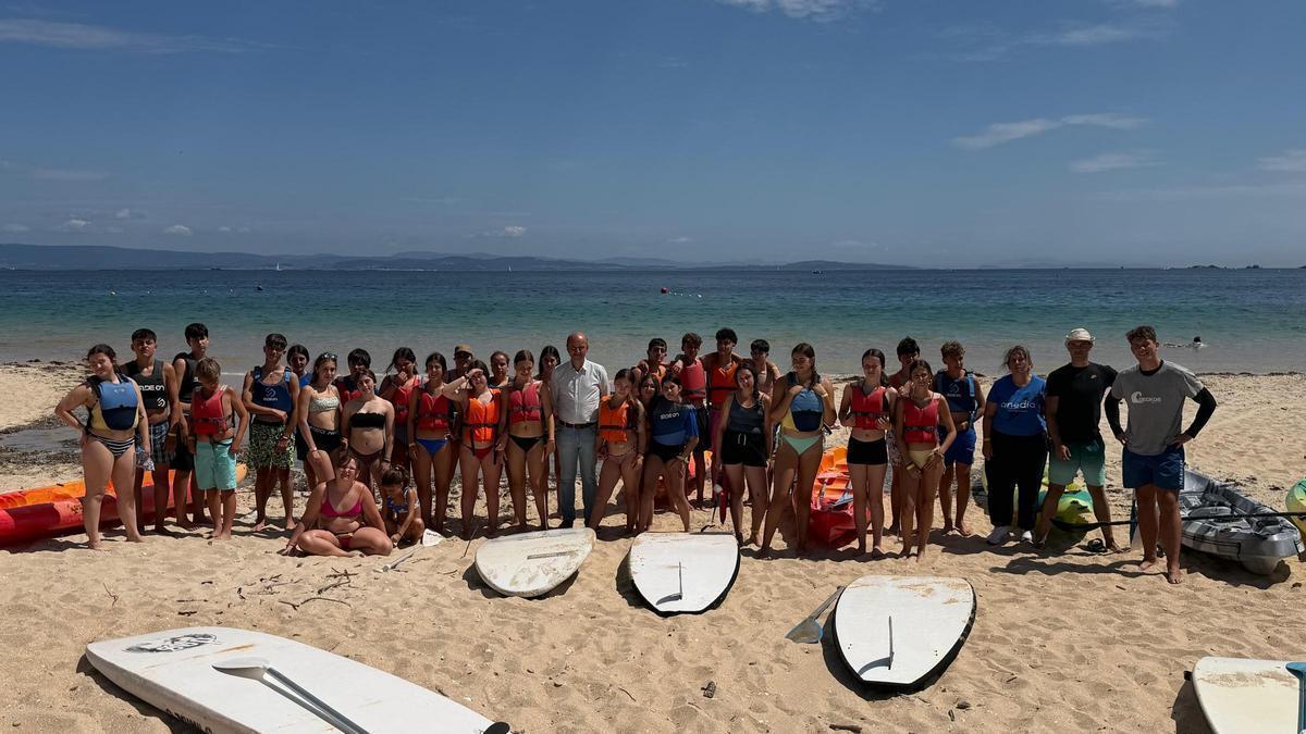 Vicente Mariño, en el centro, con los participantes en el campamento de verano de Anedia, en la playa de Coroso.