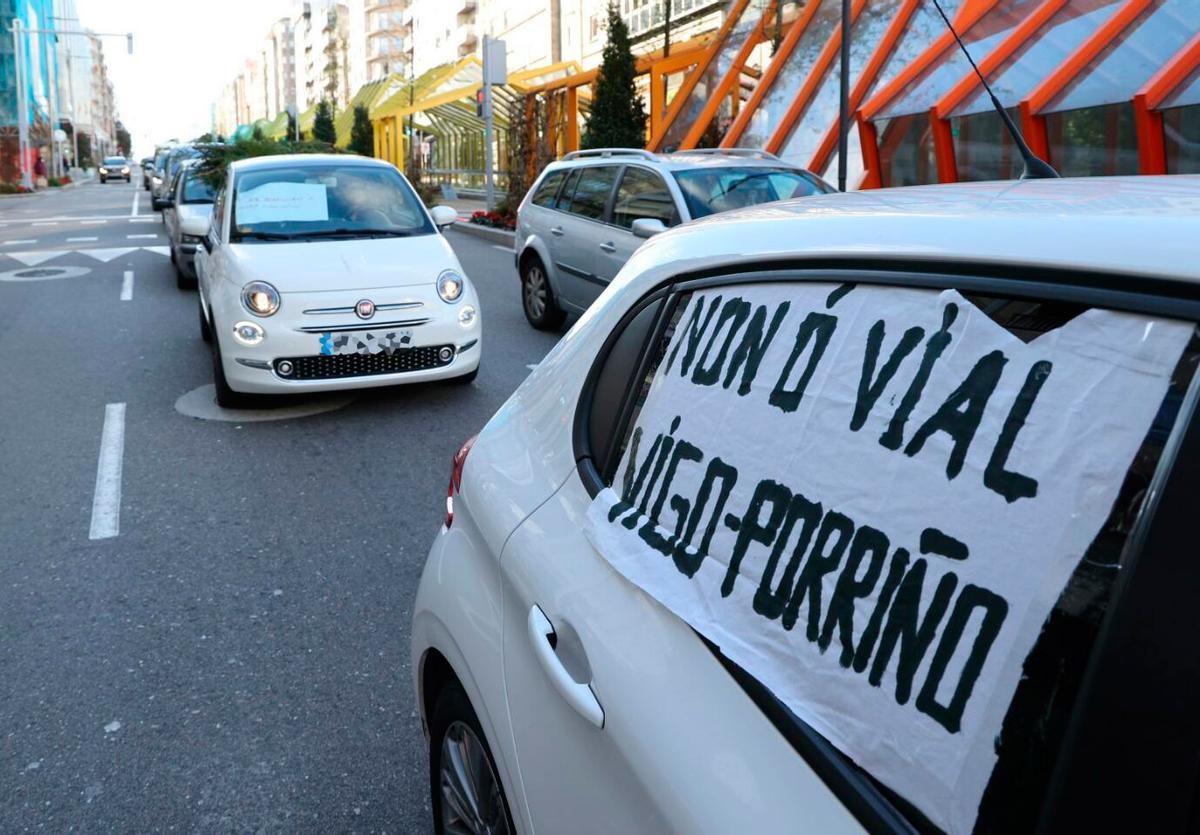 Decenas de coches toman el centro de Vigo para protestar contra el vial de Beade