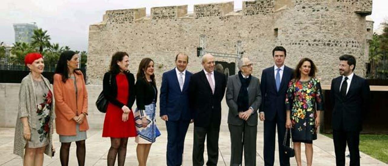 Imagen de los representantes políticos junto al artista y al director de la Fundación