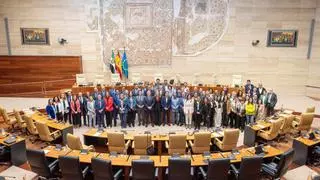 64 despedidas y una corta bienvenida en la Asamblea de Extremadura