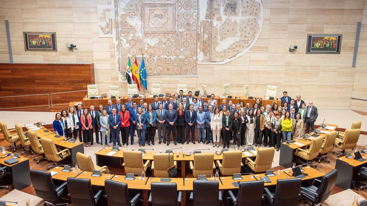 Foto de familia de los diputados en el cierre de la X legislatura.