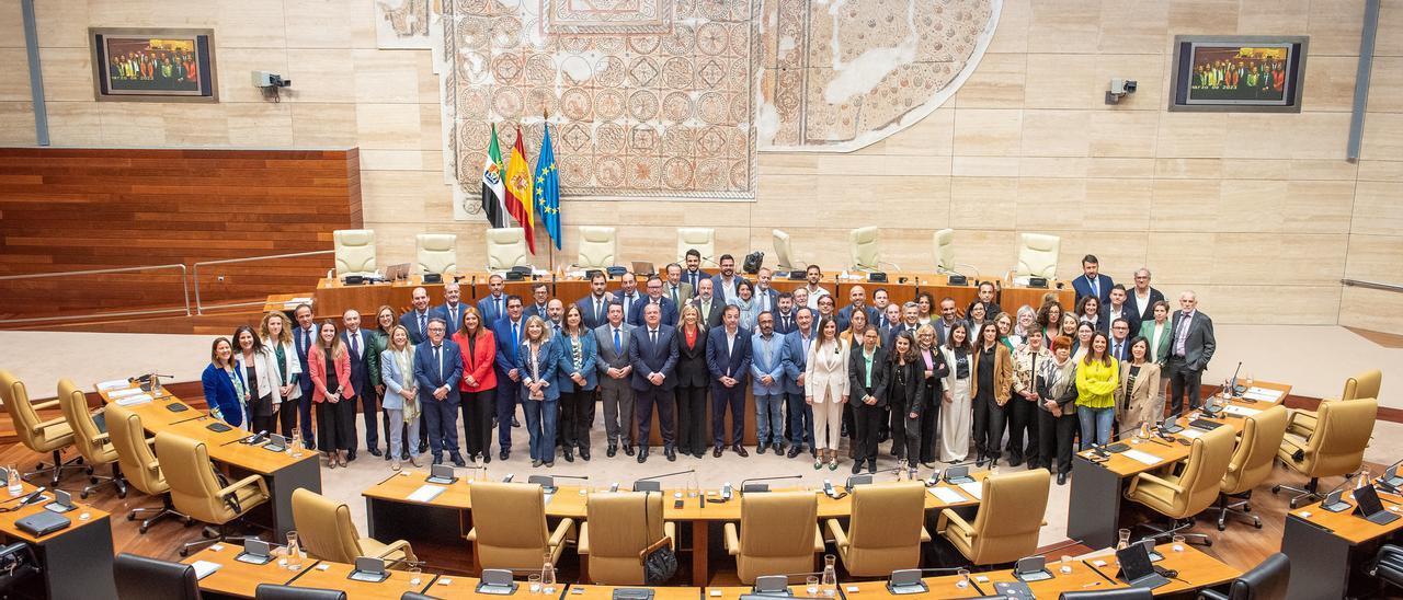 Foto de familia de los diputados en el cierre de la X legislatura.