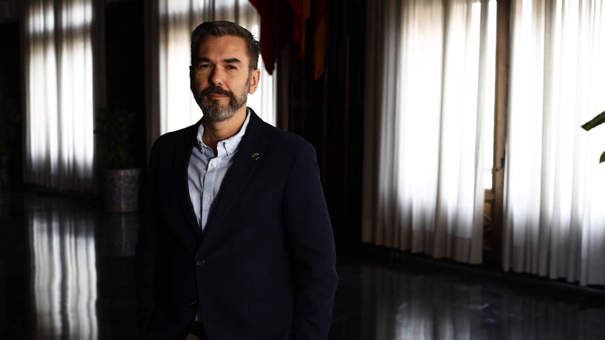 Gabriel Tirado, presidente de Aspanoa, posa para EL PERIÓDICO, ayer en el Ayuntamiento de Zaragoza.