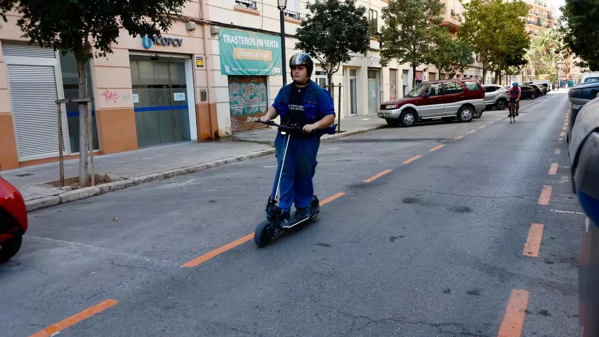 La zona de aparcamiento para residentes de la Petxina desocupa de coches el barrio