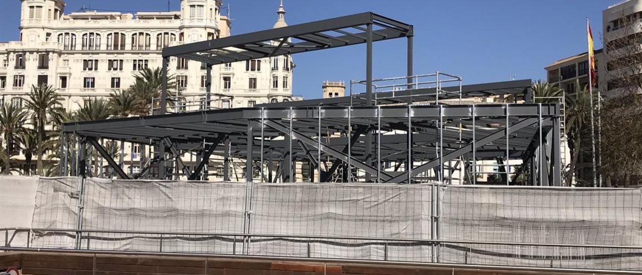 Estructura de la oficina de turismo del Puerto. Al fondo y medio tapada por la construcción, la Casa Carbonell.