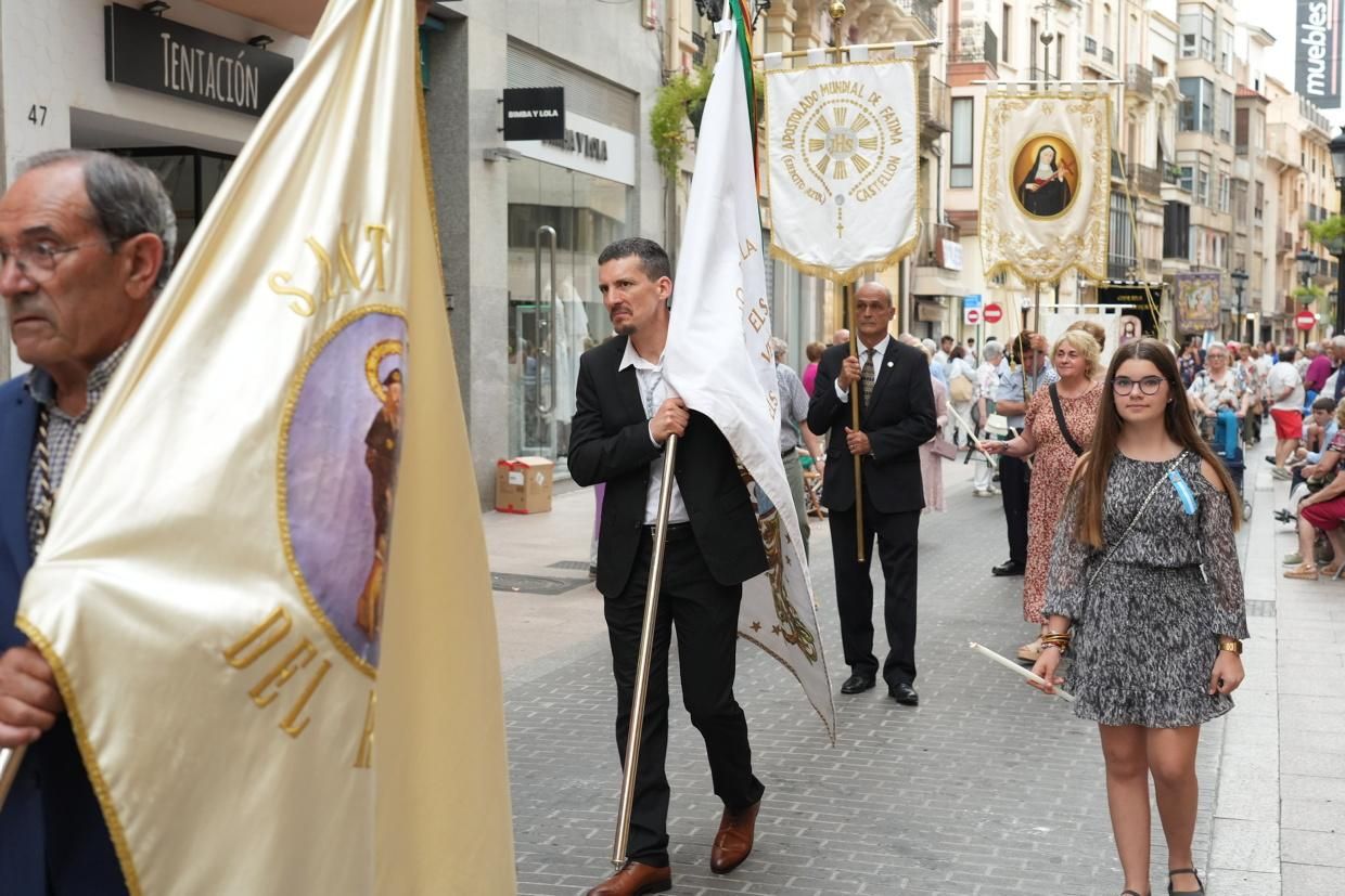 Castelló recibe con honores al Santísimo en la procesión del Corpus Christi