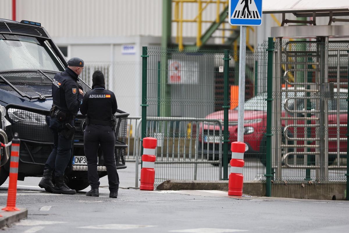 Agentes de la Policía Nacional, junto a las instalaciones de Sidenor.